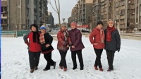 零下30度, 四名大妈在雪中翩翩起舞《潇洒走一回》健身操
