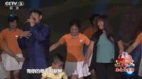大衣哥朱之文和妻子同台演唱《小苹果》, 表演广场舞的大妈们亮了
