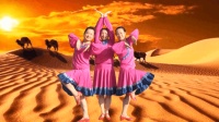 3位美女街边组合起舞《天边的骆驼》震撼人心不输专业舞者! 圈粉无数