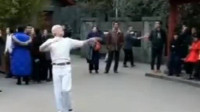 网红老人跳广场舞，那是跳出了“白马王子”的风范，舞姿太帅啦