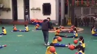 小孩子拍篮球动作神统一