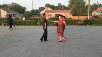 两家子文化广场交谊舞慢三表演，表演者：刘庆范女士，冯福春先生，2019.7.3.