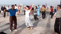 三亚市三亚湾海月广场有一位美女跳新疆舞