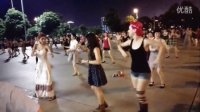 外国美女跟几百大妈 狂跳广场舞 无法阻挡的广场舞再次来袭动感嗨起！自求广场舞