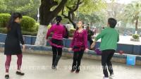 深圳早晨妇女们在跳广场舞, 穿紫色衣服的两位跳得很柔美