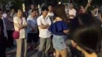 妹子在北京西红门星海公园现场直播爆粗口, 广场舞大妈停跳舞来看热闹, 这种风气对吗?