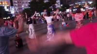 达州中心广场 大妈最爱跳藏族锅庒舞, 数百人都跟着转圈圈 场面壮观!