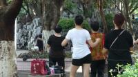 深圳妇女们跳小苹果广场舞, 穿白色体恤的女子跳得更好