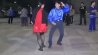 最牛夫妻广场舞视频, 舞蹈轻盈歌曲优美, 这对中年夫妻散发出了独特的魅力, 太好看了