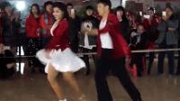 广场舞教学视频下载大全: 双人交谊舞 白裙子美女跳的真棒 洒脱有味道!