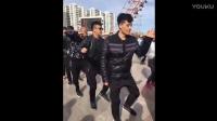 广场舞视频下载大全: 黑衣男子跳广场舞, 数人围观点赞, 秒杀广场舞大妈啊!