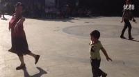 广场舞视频下载大全: 5岁男孩就学会跳广场舞了, 孩子前途无量啊!