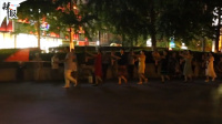 北京大妈夜间“持枪” 上演“杀鬼子”广场舞