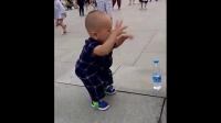 2岁孩子就学会广场舞了, 这小胳膊动起来就停不下来了!