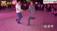 两个大男人跳广场舞, 你见过吗?