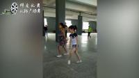 广场舞: 两位小姑娘跳的狂拽舞步跳的真有范 那节奏跳的真赞