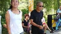 70岁杨大爷实力对飙丹丹广场舞, 一点都不输节奏