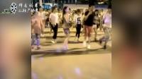 广场舞: 城里小媳妇真会玩 赶走大妈广场跳起动感舞蹈