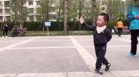 原创;2岁男童跳广场舞