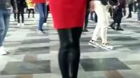 广场舞三姐穿红色毛衣跳广场舞, 身材依然是那么的性感