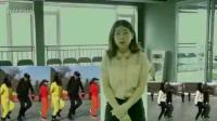 山西省临汾市乡宁县最近广场舞流行鬼步舞 很多人农民大叔大婶跟这个淑女教练学习