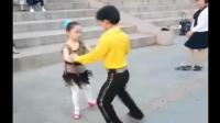 哥哥带四岁的妹妹跳双人广场舞《歌在飞》跳的太好了!