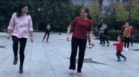 粉红毛衣长发美女带姐妹在广场练习64步鬼步舞 音乐动感 舞姿优美