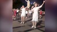 白衣女神广场领跳《新欢旧爱》, 小媳妇 胖妞上百人跟着跳广场舞!