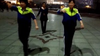 20年闺蜜联手广场献上双人鬼步舞 简单26步 脚下像是按了弹簧