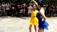 两个十岁小女孩跳双人广场舞吉特巴《永远相依偎》太美了!