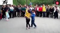 两个小孩跳广场舞 独占鳌头 百人围观!