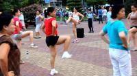 不停地扭腰! 中国游客实拍越南女人跳广场舞, 画风太不一样