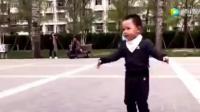 2岁大的小男孩领头跳广场舞, 有模有样的   绝了