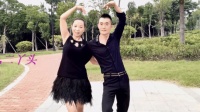恩爱小夫妻对跳欢快步子舞《你的笑容》城城原创广场舞