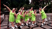 美! 姑娘们一身绿色超短裙雨后热舞《格桑姑娘》卢姨广场舞