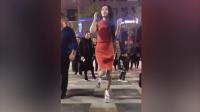 陕西美女为了跳广场舞成为焦点, 大冷天直接穿连衣裙跳广场舞!