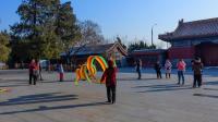 北京景山公园彩绸舞北京景山公园里大妈广场舞玩出新花样, 彩绸翩翩舞起来