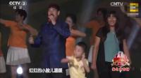 大衣哥朱之文和妻子舞台上演唱《小苹果》大妈们表演的广场舞亮了