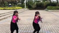 双胞胎小女孩跳广场舞, 动作一致, 太可爱了