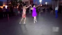 两女子跳广场舞, 周围围满了观众, 太好看了