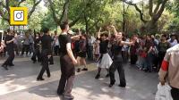 中年大叔大妈公园嗨跳广场舞, 吸引众人围观拍照!