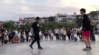 中学生PK大学生广场鬼步舞斗舞 地板要被踩碎了 一看就知道谁赢了