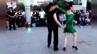 双人广场舞, 绿裙子跳的真优美, 太好看了!