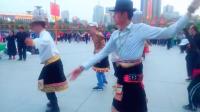 西宁中心广场大叔们身着民族服饰, 跳起了欢快的锅庄舞!