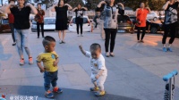 杭州16个月宝宝大跳广场舞, 魔性舞姿逗笑广场舞大妈