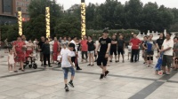 6岁弟弟和17岁哥哥广场尬舞, 动感魔性的鬼步舞, 吸引路人围观