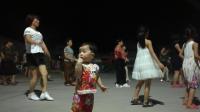 广场舞《欢乐的跳吧》, 2岁小朋友穿着花衣服, 又来抢镜了! 哈哈