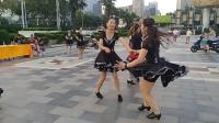 两美女广场上跳起了热情奔放的吉特巴双人舞