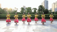 7位美女迎着朝阳跳广场舞《我们好好爱》既整齐又好看