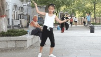 小女孩的广场舞跳得太好看啦, 旁边的阿姨都自愧不如!